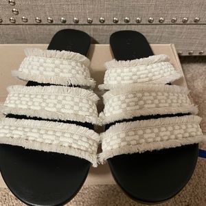 New Rothys size 6 sea shell fringe sandals